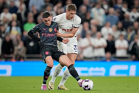 Micky van de Ven and Phil Foden challenge for the ball